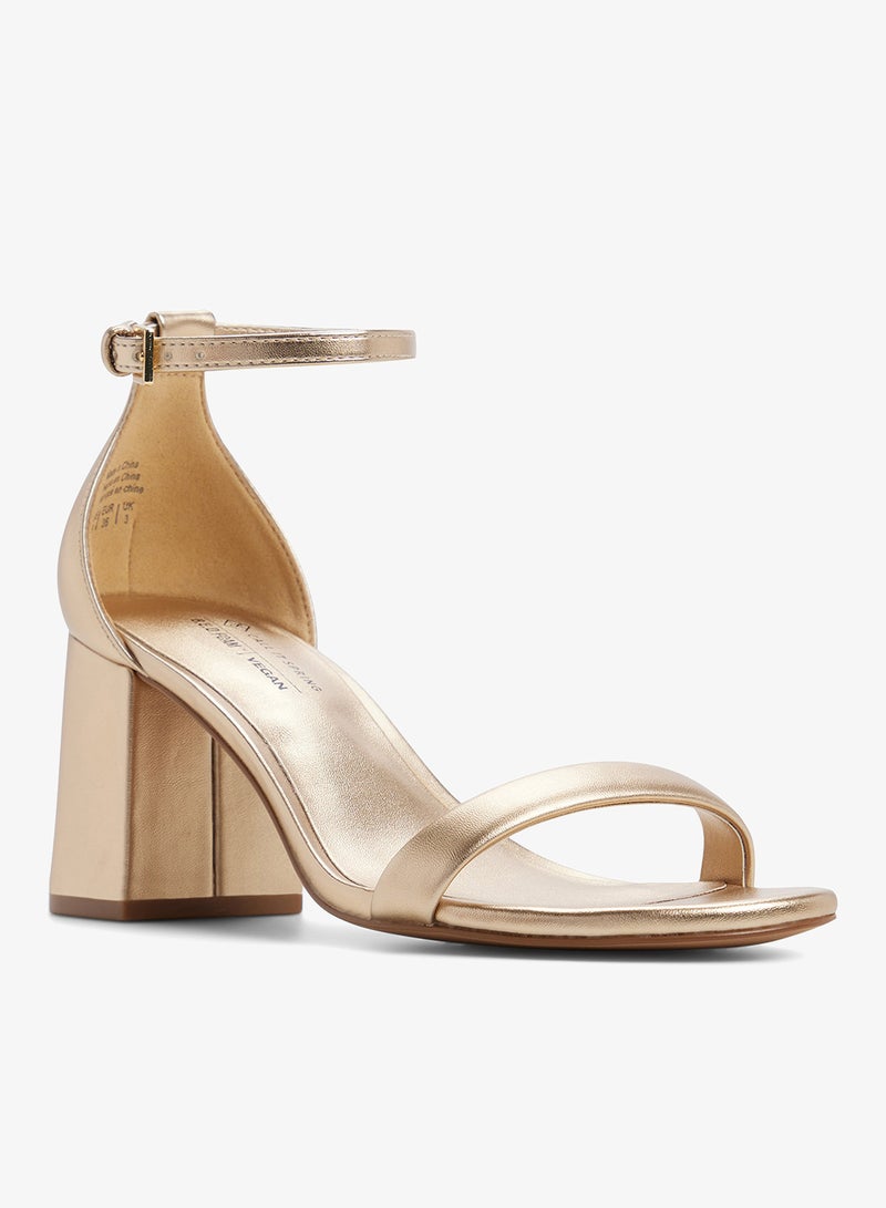 كول ات سبرنج صنادل إليانا بكعب متوسط وأحزمة متعددة - Image 3